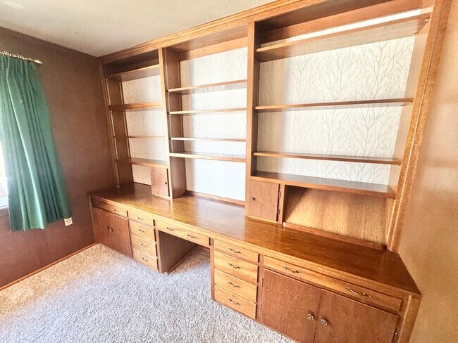 Building Photo - Stunning 3-bedroom, 2-bathroom home with a bonus room/office!