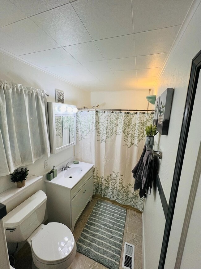 Building Photo - 2 Bed, 1 Bath Newly Renovated Rental