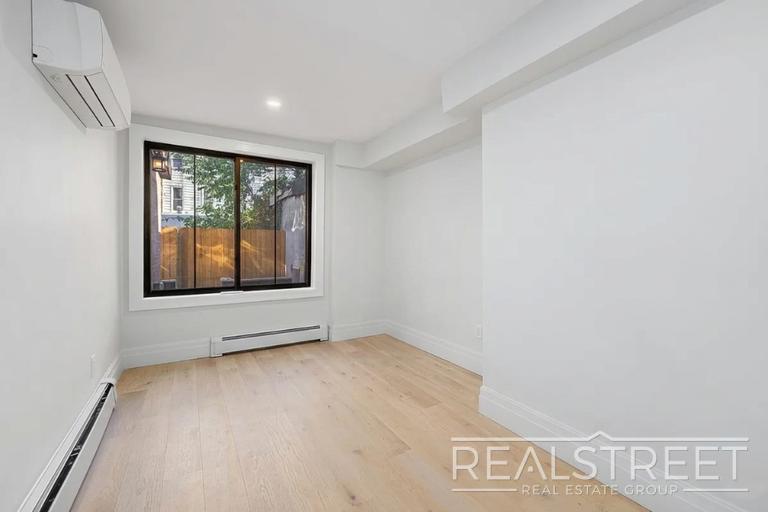 Building Photo - Stunning Spacious 2 Bed Garden Apt!