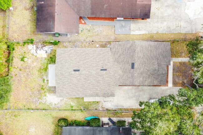 Building Photo - Beautifully Remodeled 3BR Duplex Near Parks, Schools & New Rec Center — Utilities Included. Secti...