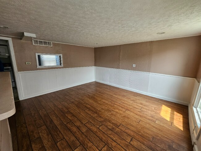 Building Photo - 214 N Vine St