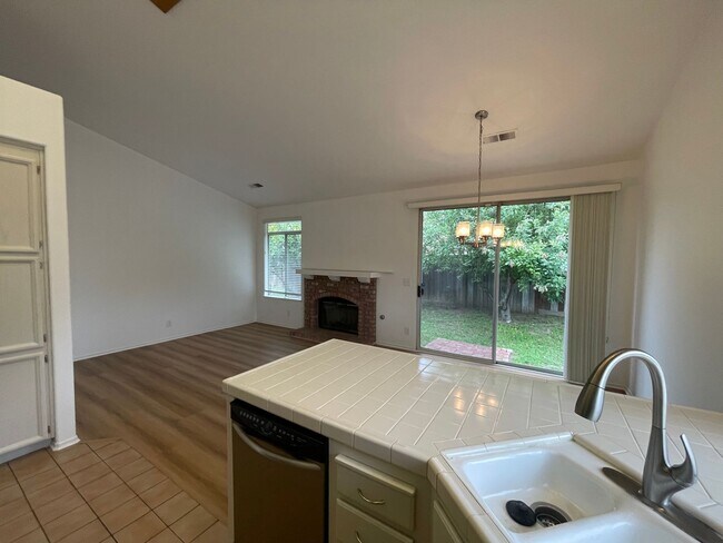 Building Photo - 3br/2ba Home on corner lot