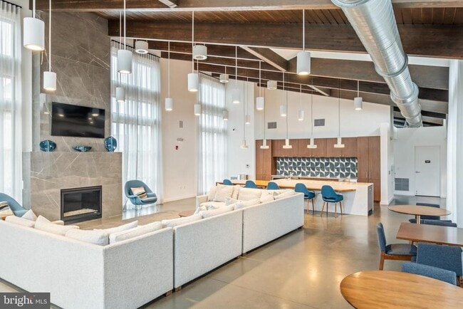 Building Photo - 646 Lakemont Dr