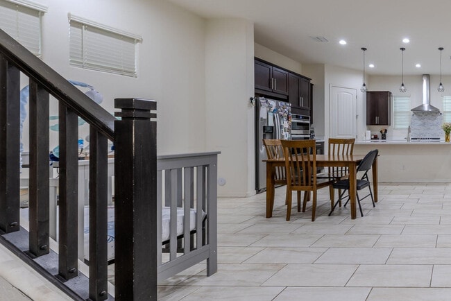 Building Photo - 1064 S Sunset Dr