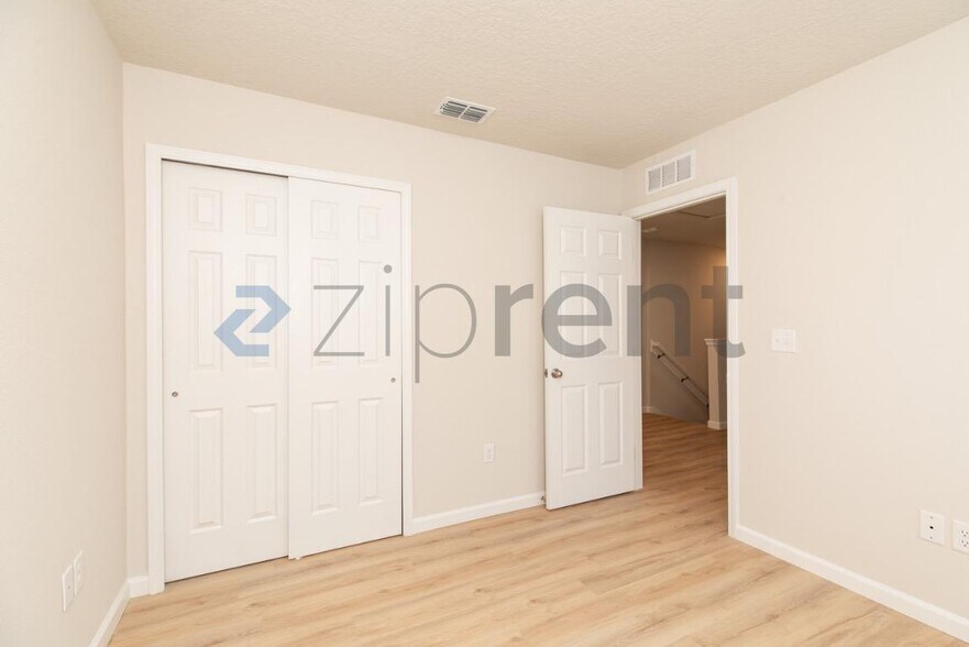 Building Photo - Unit