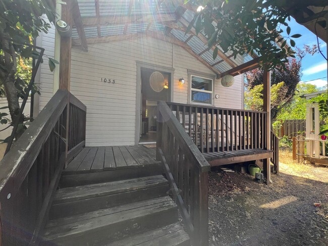 Building Photo - COMING SOON!  2 bed, 2 bath home in the heart of Ashland