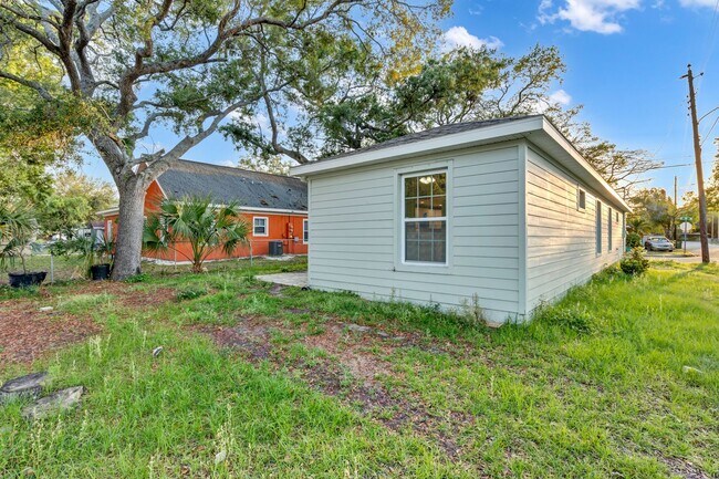 Building Photo - Charming Bungalow Across from Love Park – ...