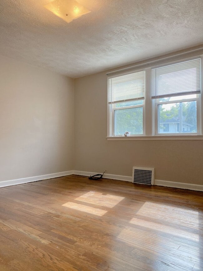 Building Photo - Large 2 bed 1 bath duplex with one car att...