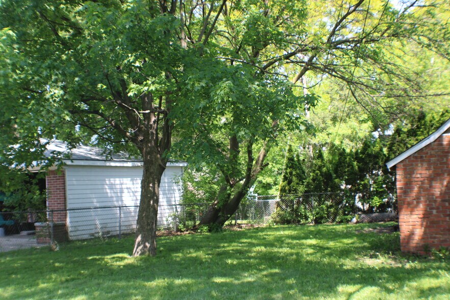Building Photo - 13021 E 13 Mile Rd