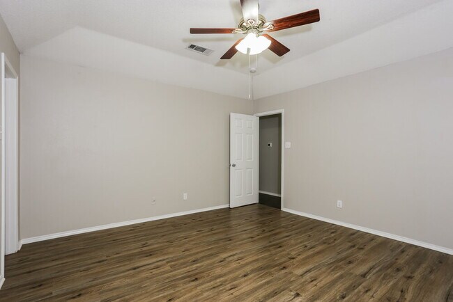 Building Photo - 704 Stonebrooke Dr