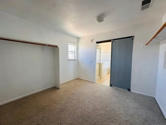 Building Photo - Full Bedroom and Bathroom Downstairs