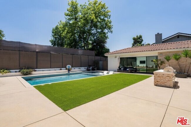 Building Photo - 17520 Embassy Dr