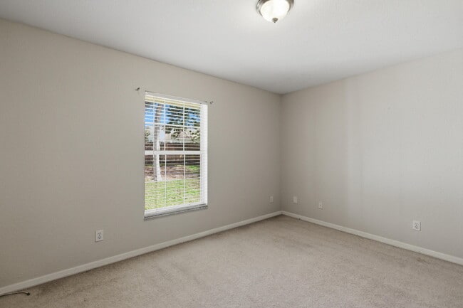 Building Photo - Spacious 3BR/2BA pet friendly home with a fenced backyard and oversized patio