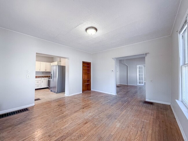 Building Photo - Short