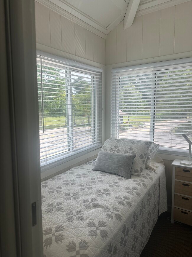 Building Photo - 852 Beach Rd