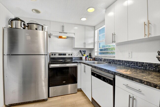 Building Photo - 1630 Embassy Dr