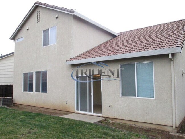 Building Photo - 4 bedroom, 3 bath house with approx. 2,183 sq. ft.