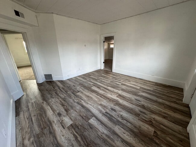 Building Photo - 2BR/1BA Upper Unit – Washer/Dryer Hookups, No Pets