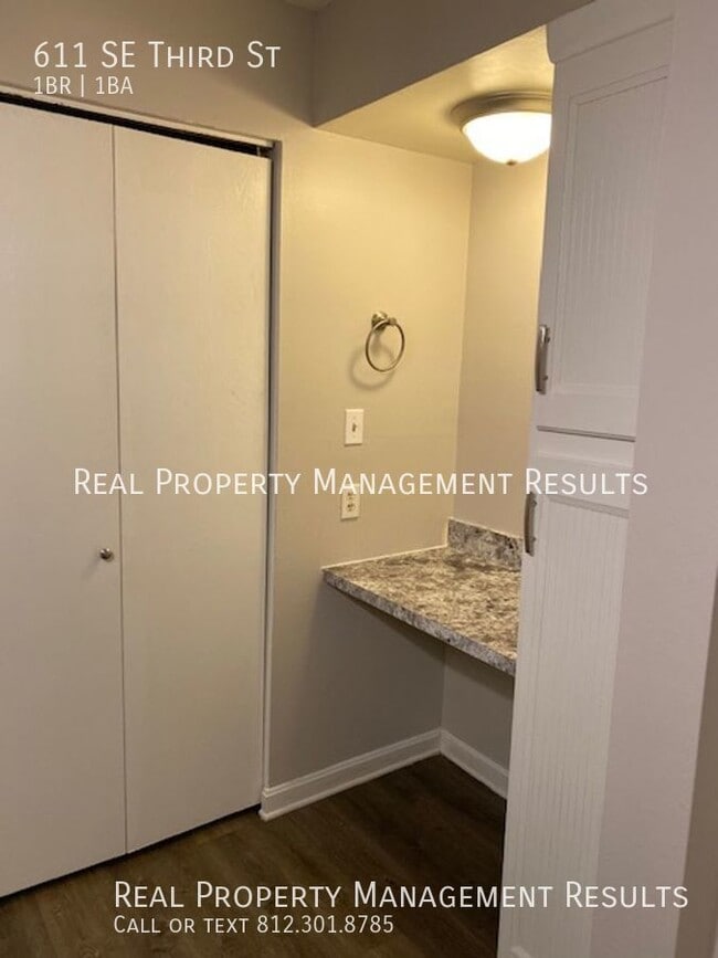 Building Photo - 611 SE Third St-