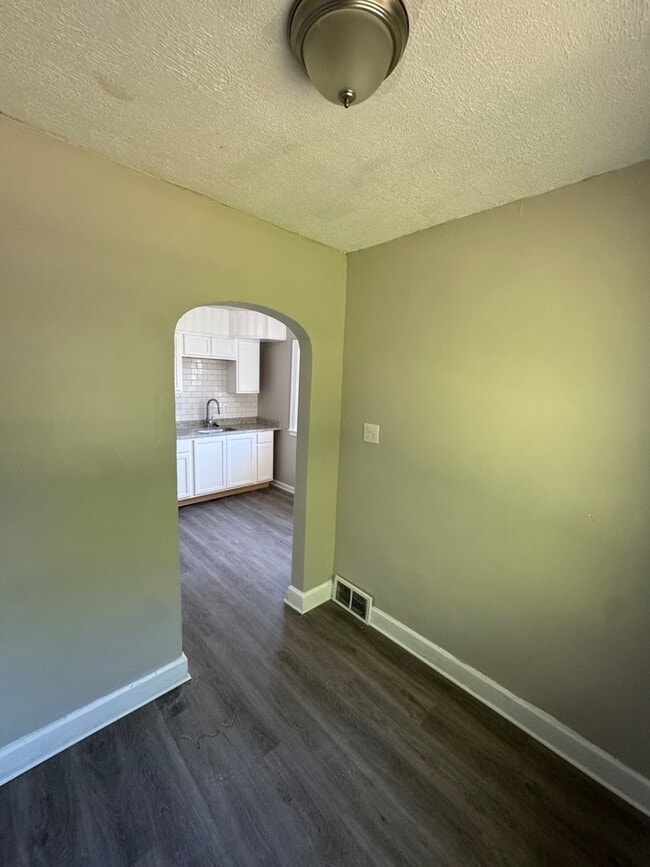 Building Photo - Charming 3-Bedroom Property in Prime Location