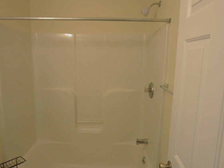 Main Bathroom Shower/Tub Combo - 6443 Charles Snider Rd