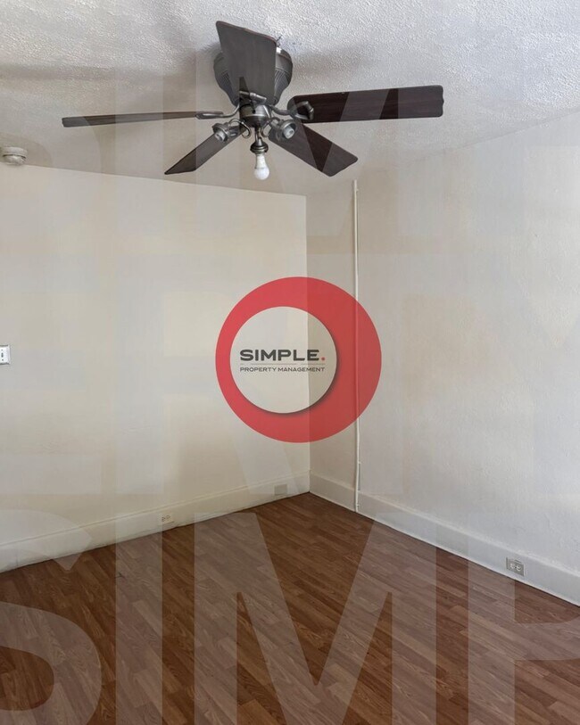 Building Photo - Great Location