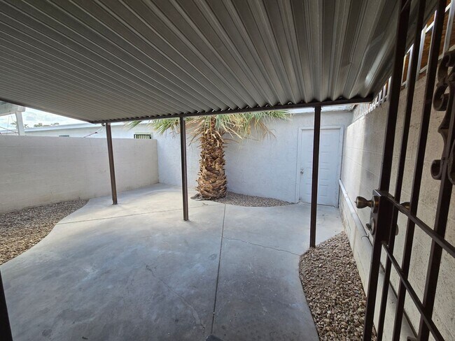 Building Photo - 560 Greenbriar Townhouse Way