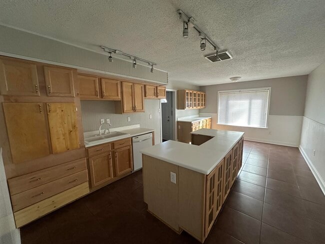 Building Photo - 2714 Gerald Ford Dr W