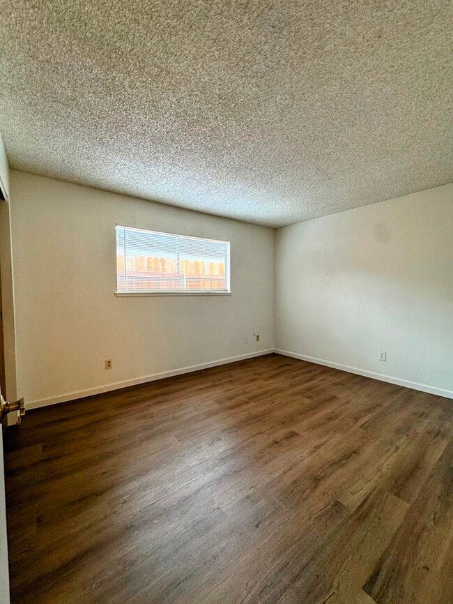Building Photo - Spacious 2 Bedroom Duplex in Sacramento