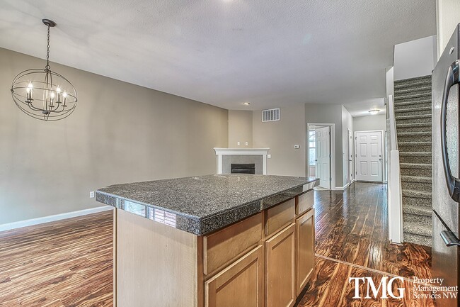 Building Photo - Gorgeous Four Bedroom Townhome in Hillsbor...