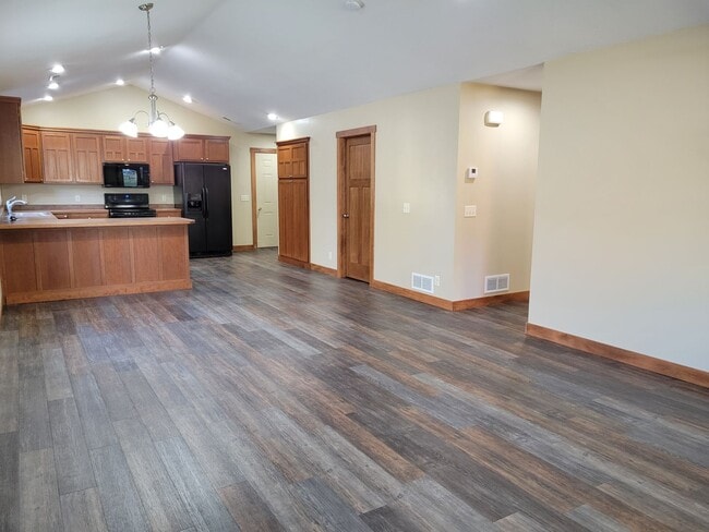 Building Photo - One Level Townhouse