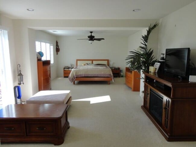 Building Photo - Luxurious 5 + 3 Pool/View Home Castaic