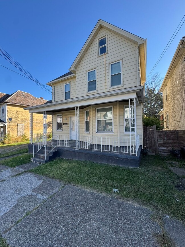 Building Photo - Enormous Completely Updated 4-Bedroom 1-Ba...