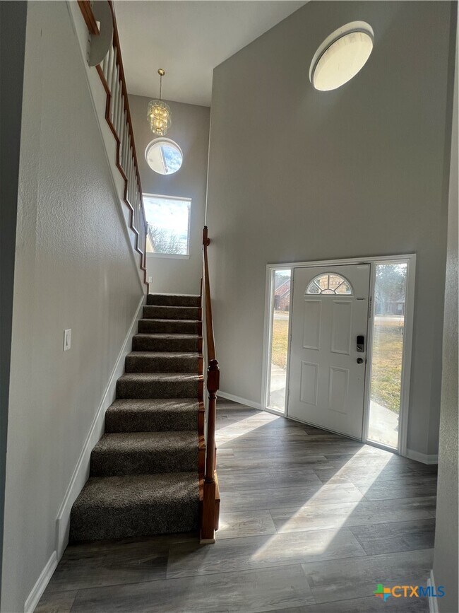 Building Photo - 5899 Denmans Loop