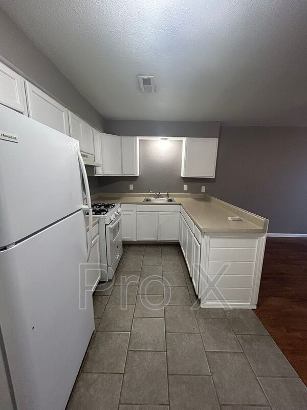 Building Photo - 405 Park St