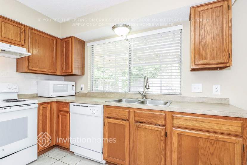Building Photo - 4136 Hathaway Dr