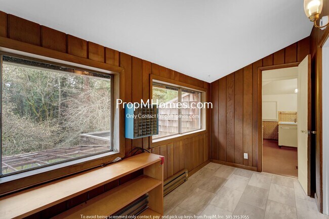Building Photo - Rare Three Bedroom Gem in SW Portland!