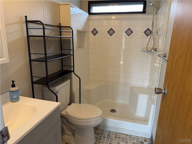 Building Photo - 15 Oswego St