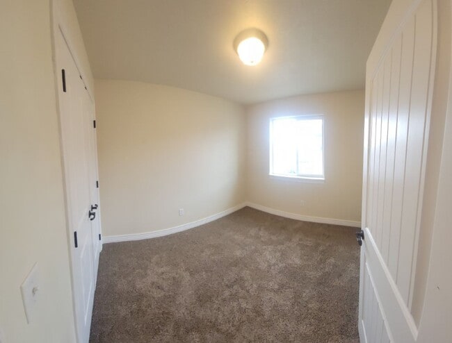 Building Photo - 3 bed, 1.5 bath End Unit in The Meadows To...