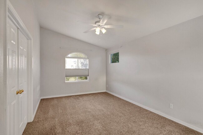 Building Photo - Stunning home on Millstream for rent!