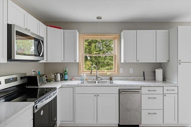 Building Photo - Beautifully Maintained Single-Family Home With Flexible, Multi-Area Layout