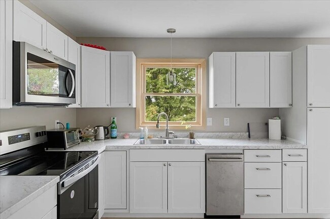 Building Photo - Gorgeous 5BR Home with Multi-Level Living, Storage Loft, and 7 Parking Spaces