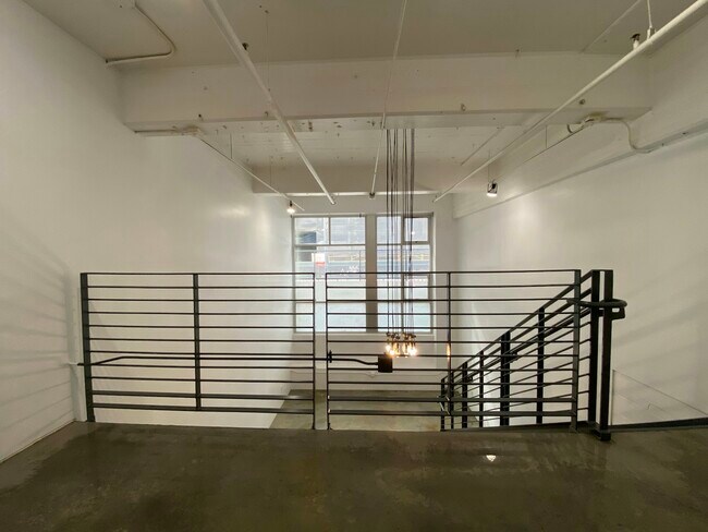 Building Photo - 1130 Flower St