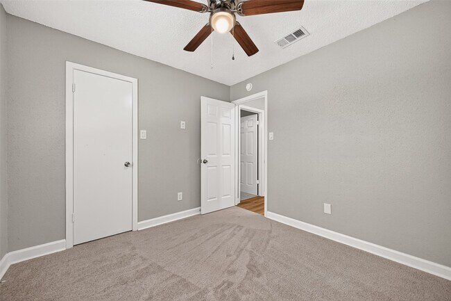 Building Photo - 14306 River Glen Dr