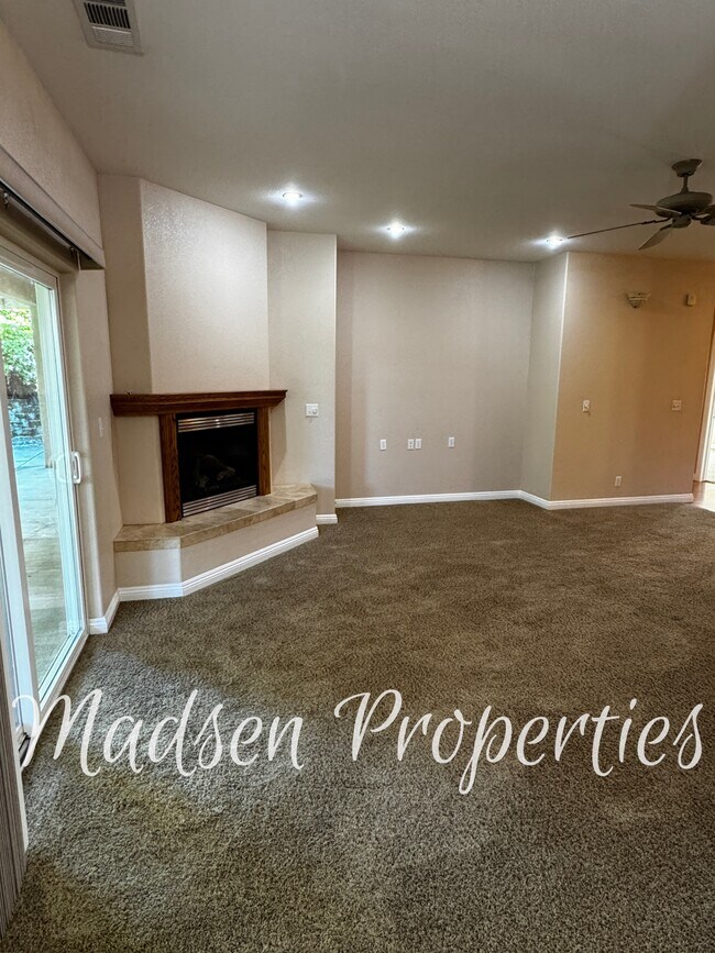 Building Photo - 121 Hart Ln