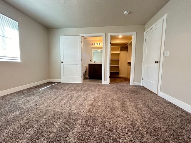 Building Photo - Price reduced!! Fresh and Clean!! 3 bed 2 bath!!