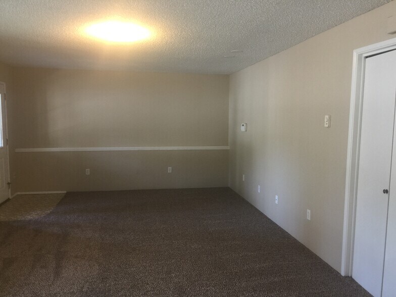 Building Photo - 1804 N Oak St