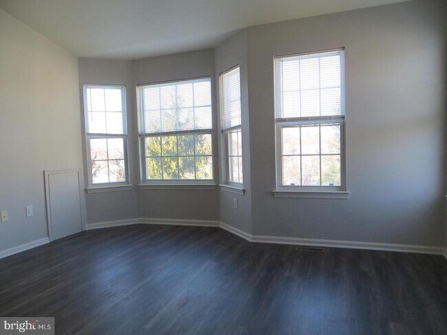Building Photo - 3606 N Carriage Ct