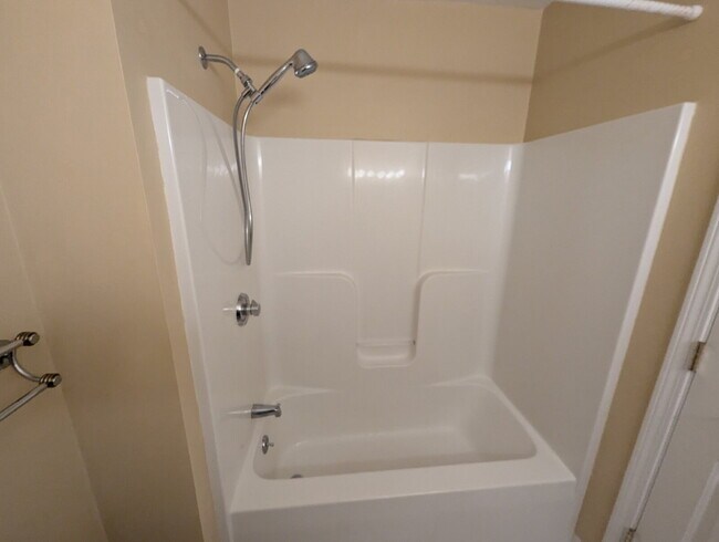Building Photo - Immaculate End Unit in Desirable Weatherst...