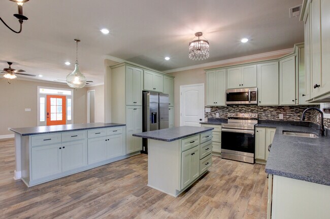 Building Photo - 135 Riverbend Dr